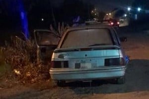 Tras embestir a las mujeres, el conductor del Ford Sierra se bajó del coche y se alejó caminando. Crédito: El Litoral.