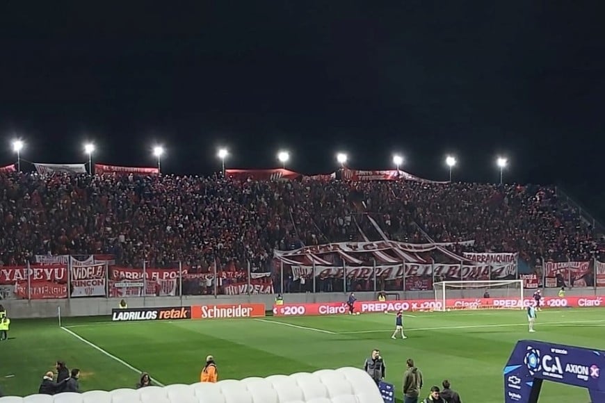 La hinchada de Unión copando una de las tribunas del estadio de San Nicolás, en el partido del año pasado ante Banfield. El panorama no cambiará y seguramente habrá un gran acompañamiento de simpatizantes en el encuentro con Almagro de este martes por la noche.