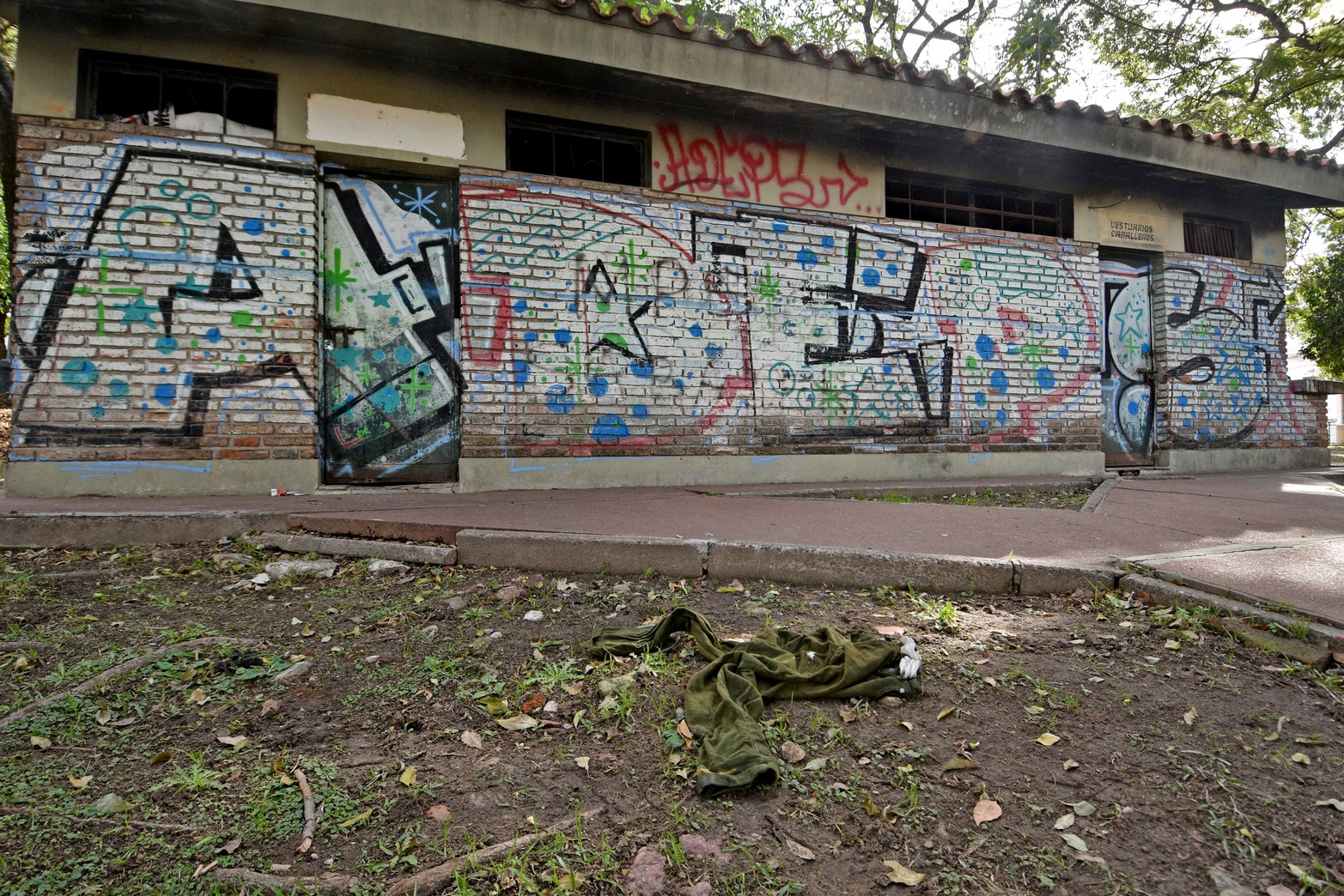 Las ventanas ya no tienen vidrios y algunas fueron tapadas por maderas. Restos de basura, botellas y otros elementos invitan a pensar que allí hay gente viviendo.