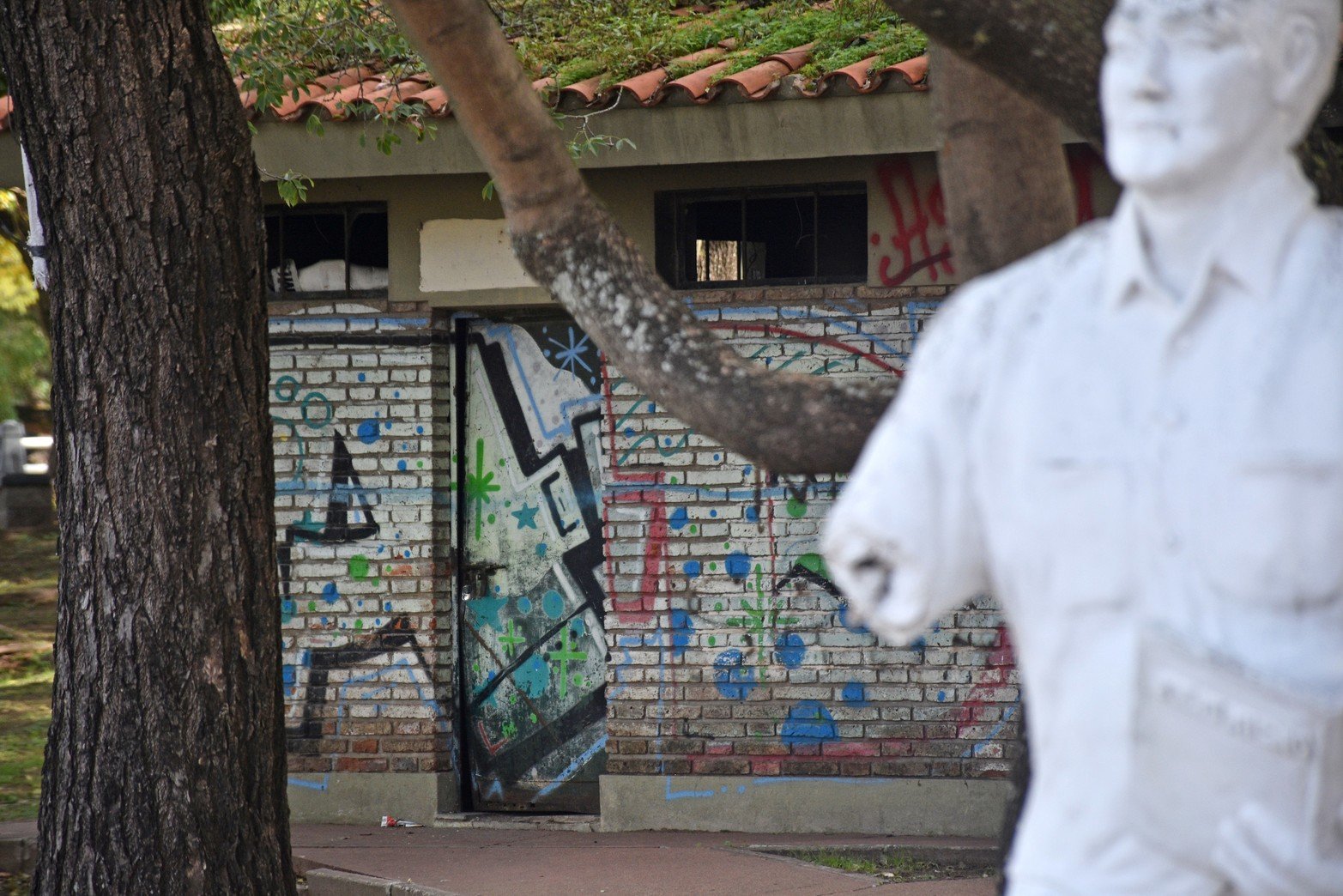 Las instalaciones están vandalizadas e incluso duermen personas en situación de calle. Están en un lugar es sumamente concurrido.