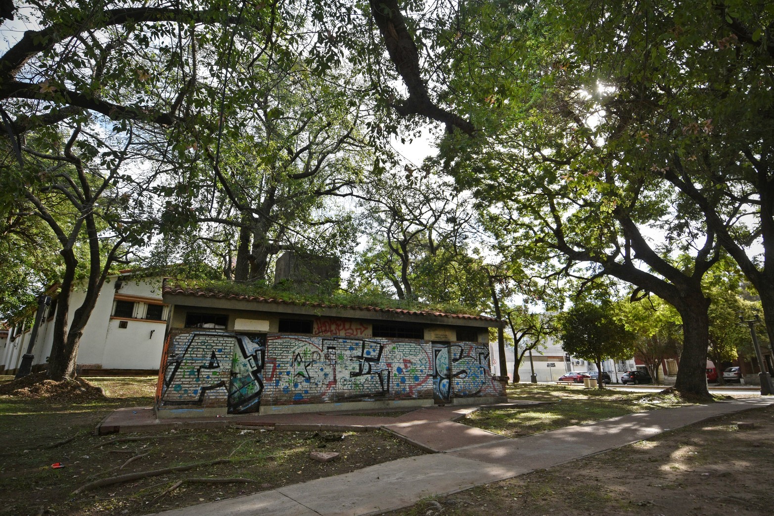 En una recorrida de El Litoral esta semana se pudo notar que la fachada está intervenida por grafitis. En las paredes del interior se nota las afectaciones por fuego y el descascarado del revestimiento.