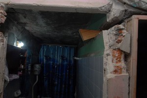 En el departamento de una vecina, a la unión entre el techo y una de las paredes la sostiene una cuña de madera. Foto: Mauricio Garín