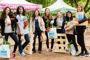 Esta propuesta ambiental es una actividad muy esperada por rosarinos y rosarinas, ya que se realiza en distintos puntos de la ciudad. En cada caso, vecinos y vecinas se acercan con sus reciclables (plástico, papel, cartón, vidrio, latas y telgopor) limpios y secos, con el fin de intercambiarlos por productos sustentables.