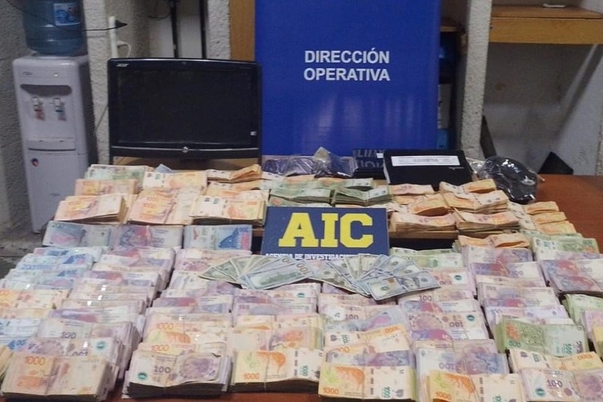 El dinero secuestrado por personal de AIC.