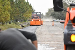 De esta manera, se completa la pavimentación de 4800 metros lineales de pavimentación de calles Houssay, desde Los Pumas hasta La Tradición, brindando una arteria segura y de calidad que alivia la Ruta 9 y Fuerza Aérea.