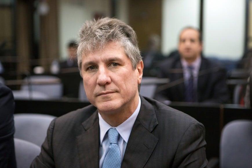 (180807) -- BUENOS AIRES, agosto 7, 2018 (Xinhua) -- El ex vicepresidente de Argentina, Amado Boudou, reacciona previo a emitir sus últimas declaraciones ante el Tribunal Oral Federal 4 en la causa en la que se investiga la venta de la calcográfica Ciccone, en la ciudad de Buenos Aires, capital de Argentina, el 7 de agosto de 2018. Un tribunal de Argentina condenó el martes al ex vicepresidente argentino Amado Boudou a 5 años y 10 meses de prisión al encontrarlo culpable de los delitos de cohecho y negociaciones incompatibles con la función pública en la causa por la venta de la calcográfica Ciccone. Los jueces ordenaron la inmediata detención del ex vicepresidente. (Xinhua/Martín Zabala) (mz) (jg) (ah)
  amado boudou ex vicepresidente condenado por corrupcion