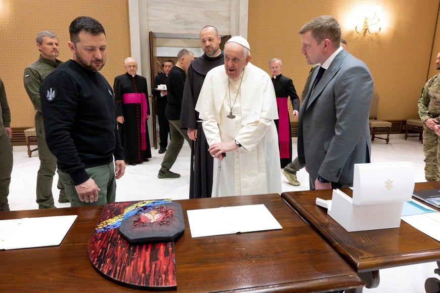 Pope Francis meets with Ukrainian President Volodymyr Zelenskiy, at the Vatican, May 13, 2023. Vatican Media/­Handout via REUTERS  ATTENTION EDITORS - THIS IMAGE WAS PROVIDED BY A THIRD PARTY.