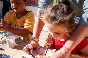 Pueden anotarse quienes acrediten saber cuidar a adultos mayores, niños y niñas, y personas con discapacidad, etcétera.