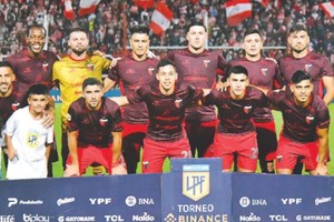 Los 11 sabaleros que arrancaron en Alta Córdoba el sábado. De pie: Perlaza, Ignacio Chicco, Goltz, Garcés, Vega y Pierotti. Agachados: Abila, Alvarez, Arrúa, Meza y Delgado. Créditos: Agustín Guzmán