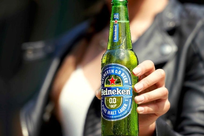 Heineken® 0.0 les brinda a los consumidores un producto con aproximadamente la mitad de calorías que una cerveza con alcohol.