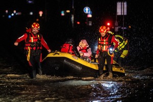 Bomberos y rescatistas de protección civil evacuan a los habitantes con un bote inflable. Crédito: