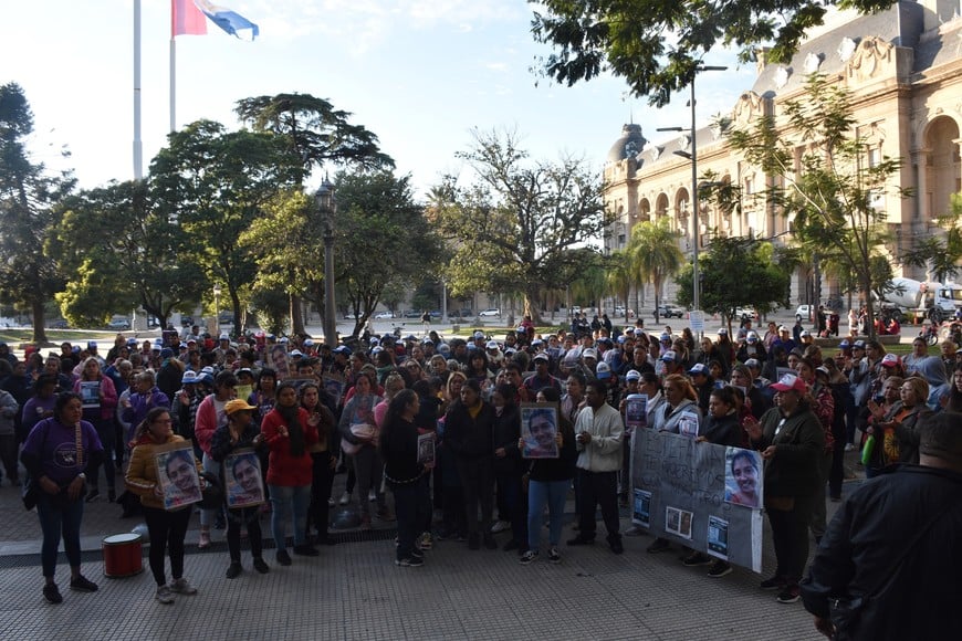 Un importante grupo de personas marcharon este miércoles frente a las puertas de tribunales para reclamar por la aparición con vida de Mónica Aquino. Crédito: Flavio Raina.