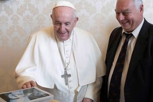 Ciudad del Vaticano, 24 de octubre de 2022. Su Santidad el Papa Francisco recibe a Arturo Larrabure, hijo de Argentino Larrabure.  Archivo El Litoral