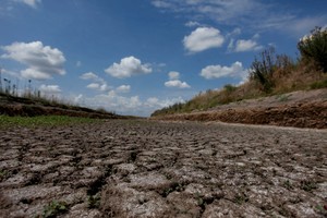 FILE PHOTO: A dried-up creek bed is seen in a drought-affected area near Chivilcoy, Argentina February 28, 2018.REUTERS/Martin Acosta/File Photo  sequia