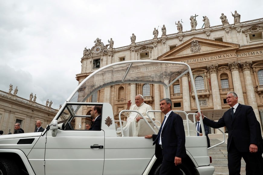 Pope Francis greets faithful on the day of the weekly general audience in St. Peter's Square at the Vatican, May 17, 2023. REUTERS/Guglielmo Mangiapane