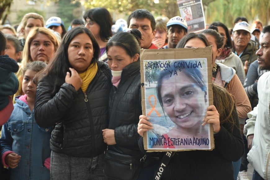 Familiares de Mónica Aquino volvieron a las escalinatas de tribunales para pedir justicia y la aparición con vida de la joven madre. Crédito: Flavio Raina.