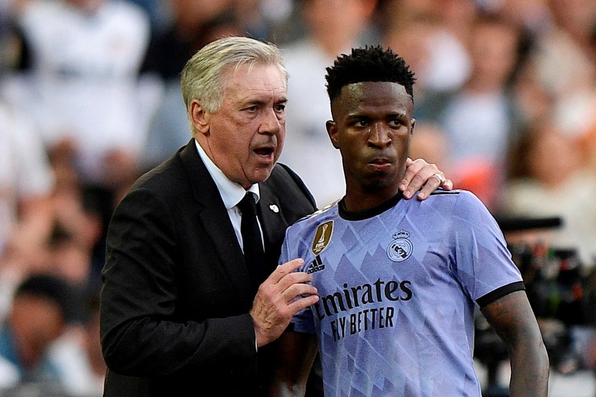 Soccer Football - LaLiga - Valencia v Real Madrid - Mestalla, Valencia, Spain - May 21, 2023
Real Madrid's Vinicius Junior is spoken to by coach Carlo Ancelotti REUTERS/Pablo Morano