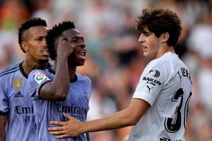 Soccer Football - LaLiga - Valencia v Real Madrid - Mestalla, Valencia, Spain - May 21, 2023
Real Madrid's Vinicius Junior reacts as Valencia's Javi Guerra attempts to talk to him REUTERS/Pablo Morano