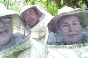 Lucía, Jorge y Néstor trabajando con alegría y en equipo junto a las abejas.