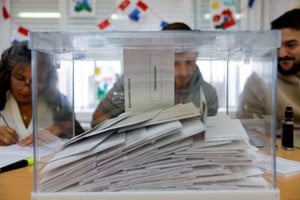 Members of an electoral table prepare to count the ballots of the local elections, in Ronda, southern Spain, May 28, 2023. REUTERS/Jon Nazca