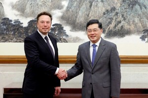 Elon Musk junto a Qin Gang, canciller chino.