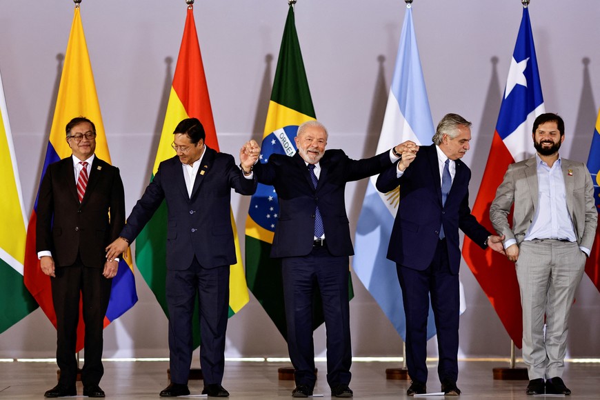 Colombia's President Gustavo Petro, Bolivia's President Luis Arce, Brazil's President Luiz Inacio Lula da Silva, Argentinian President Alberto Fernandez and Chilean President Gabriel Boric hold hands as they pose during the South American Summit at Itamaraty Palace in Brasilia, Brazil May 30, 2023. REUTERS/Ueslei Marcelino