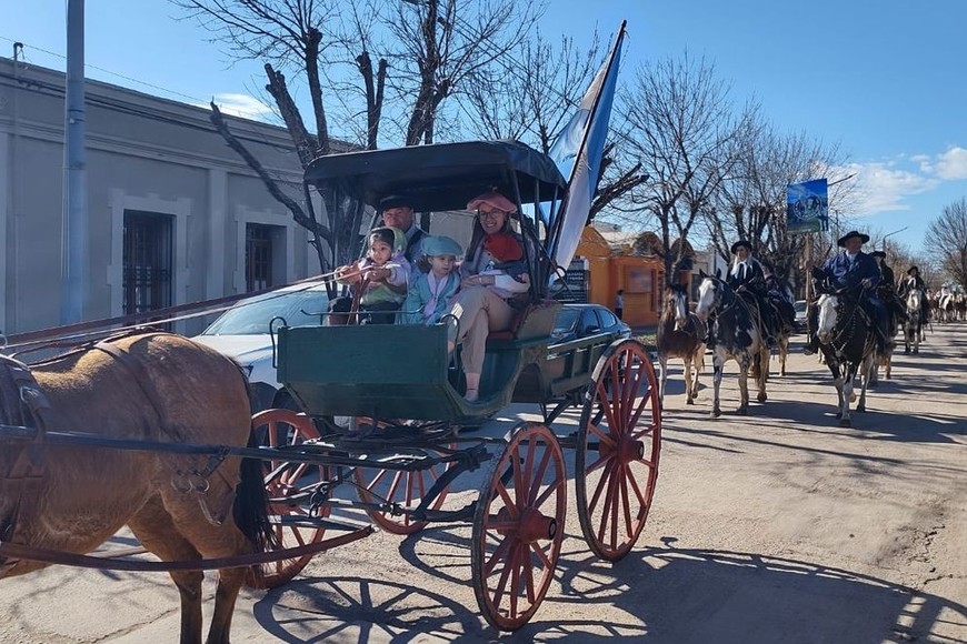 Dada en llamar “Por los caminos del Gaucho Rosendi”, rememorando al histórico personaje habitante de estas tierras, la cabalgata reunió a la familia campestre, con juegos, recorridas en carruajes, destreza de tropilla entabladas y un paseo pueblerino y el Museo Histórico Comunal.