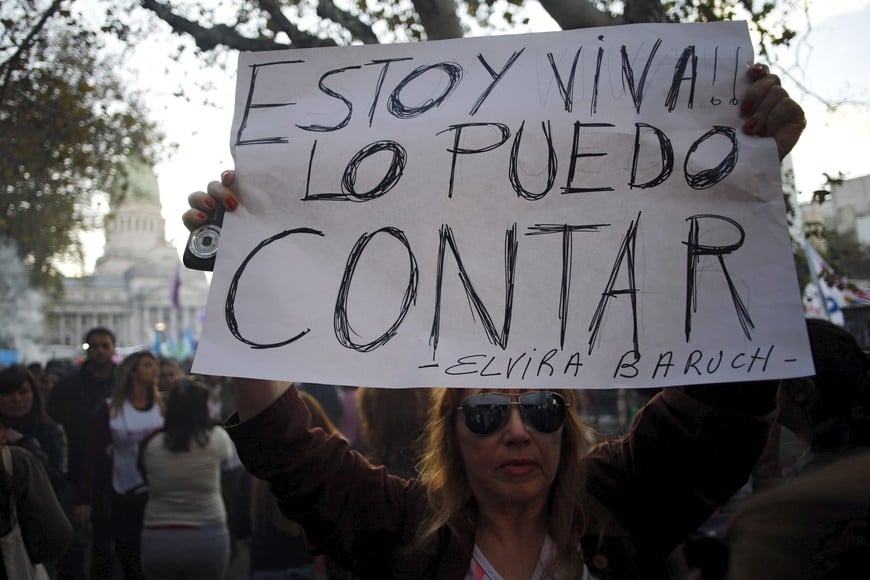 carteles pancartas consignas Miles de personas se concentran hoy, miércoles 3 de junio de 2015, durante una manifestación bajo el lema "Ni una menos" para rechazar los feminicidios y reclamar la efectiva aplicación de la ley de protección integral contra la violencia de género. Elvira Baruch, who was a victim of gender violence, holds up a sign that reads "I am alive, I can tell it" during a demonstration outside the Congress to demand policies to prevent femicides in Buenos Aires, Argentina, June 3, 2015. Across Argentina, there have been 1,808 femicides since 2008 and the problem shows little sign of abating, according to The Meeting House. There have been more than 250 femicides every year since 2010, with a peak of 295 in 2013. The placard reads "I am alive !! I can explain it". REUTERS/Marcos Brindicci buenos aires marcha ni una menos contra violencia de genero una multitud dijo basta a la violencia contra la mujer reclamar la efectiva aplicación de la ley de proteccion integral contra la violencia de genero