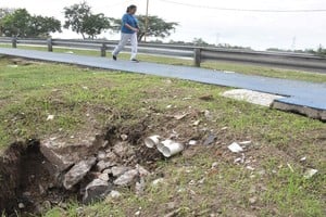 El hundimiento había sido tapado con tierra, pero ya volvió a abrirse.  Foto: Guillermo Di Salvatore