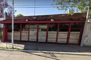 La policía detuvo a un hombre de 45 años que amenazó con cuchillo a los presentes en un bar.