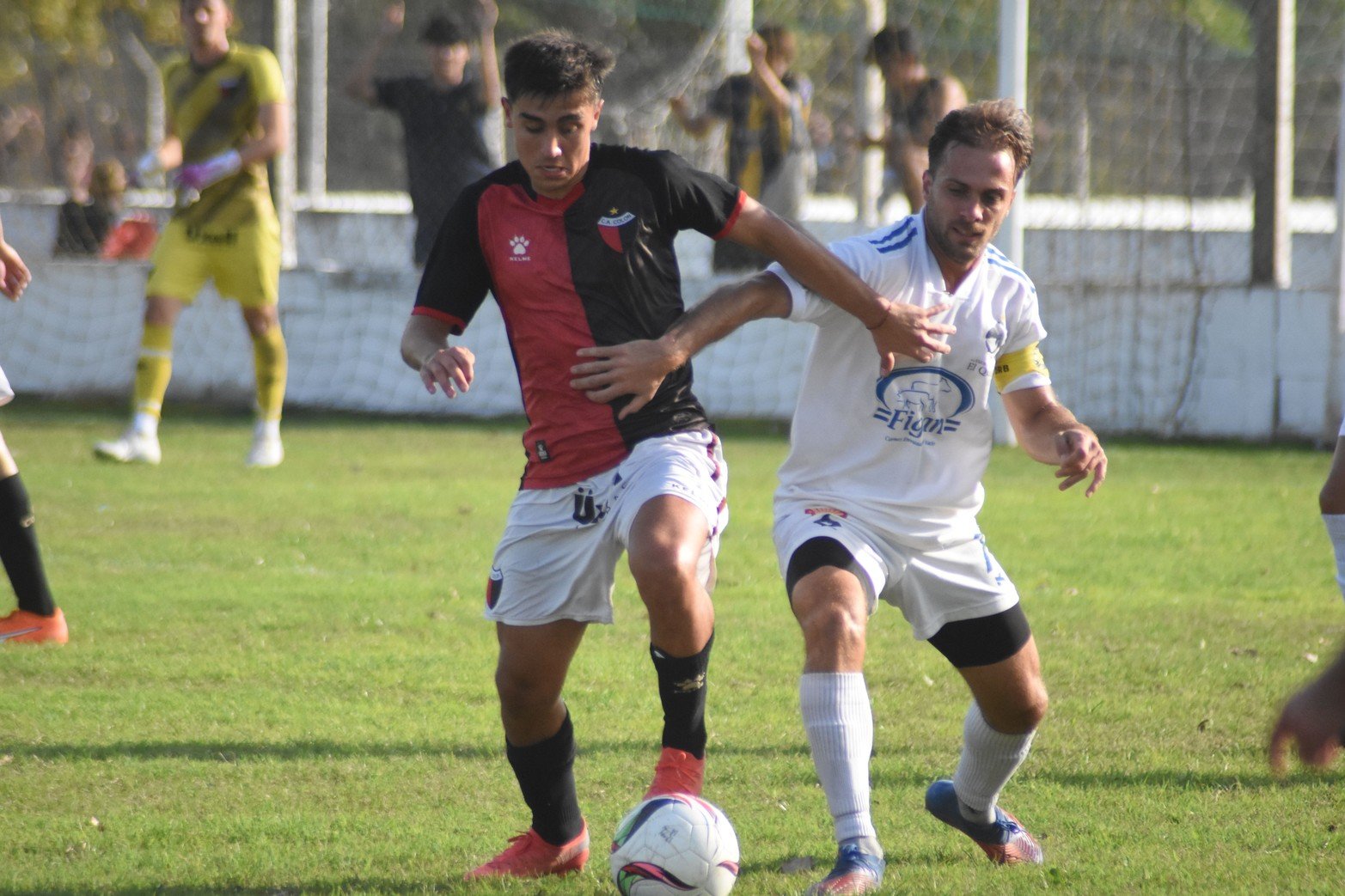 El puntero, de la Liga Santafesina de Fútbol, El Quilla empató 1 a 1 con Colón en un juego que sobraron las emociones.