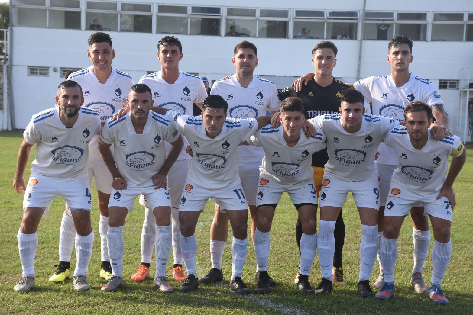 El puntero, de la Liga Santafesina de Fútbol, El Quilla empató 1 a 1 con Colón en un juego que sobraron las emociones.