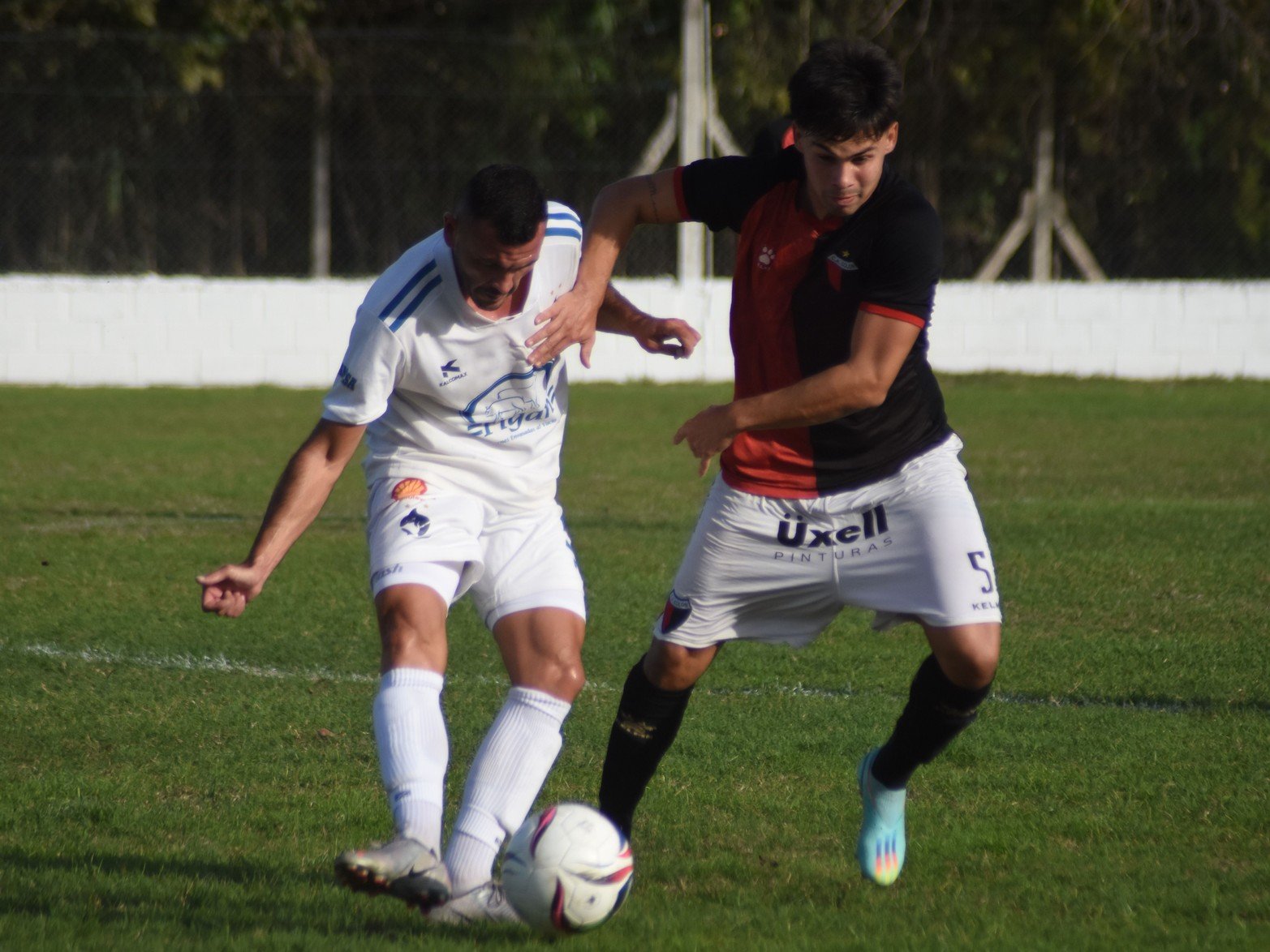 El puntero, de la Liga Santafesina de Fútbol, El Quilla empató 1 a 1 con Colón en un juego que sobraron las emociones.