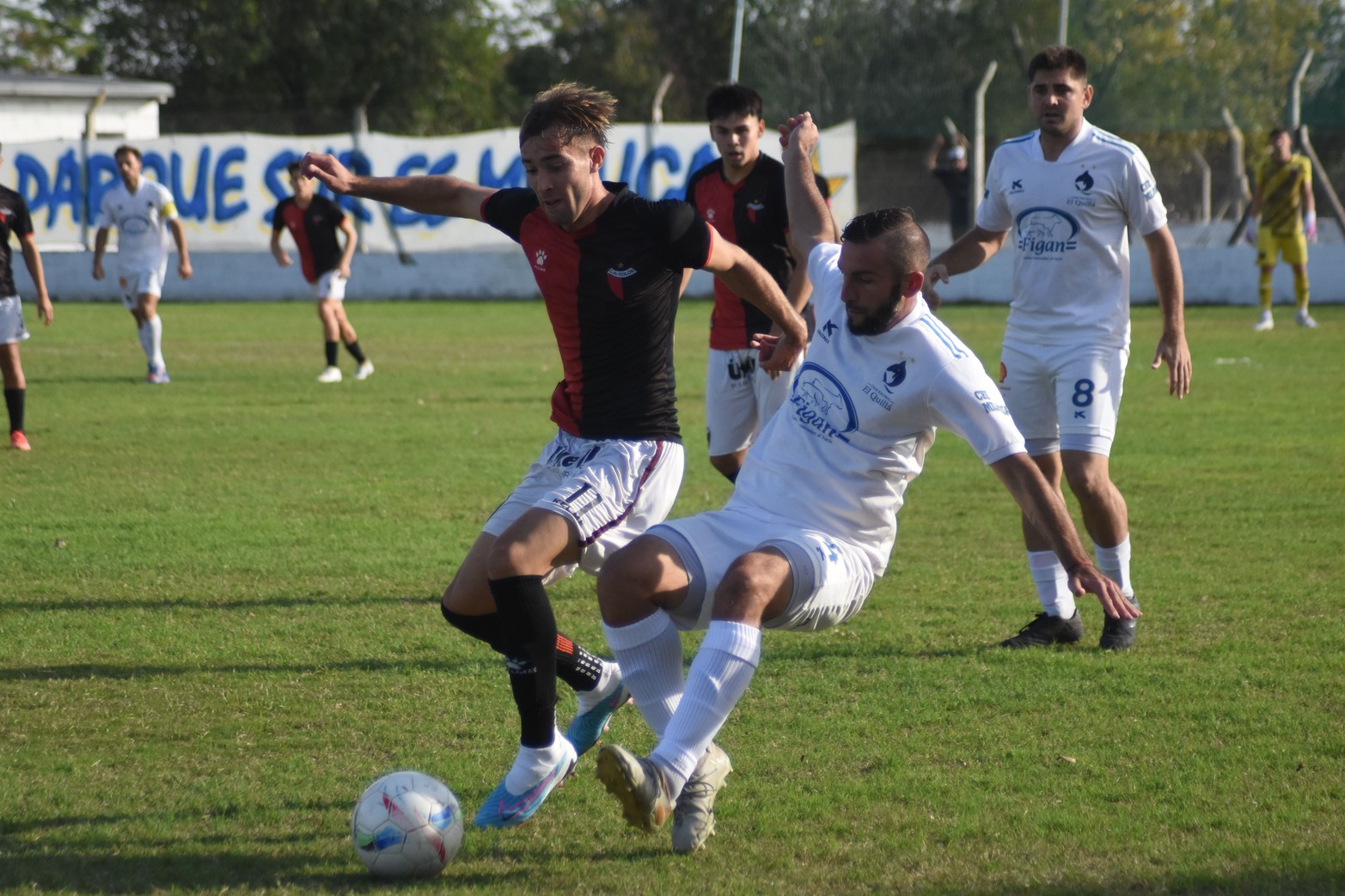 El puntero, de la Liga Santafesina de Fútbol, El Quilla empató 1 a 1 con Colón en un juego que sobraron las emociones.