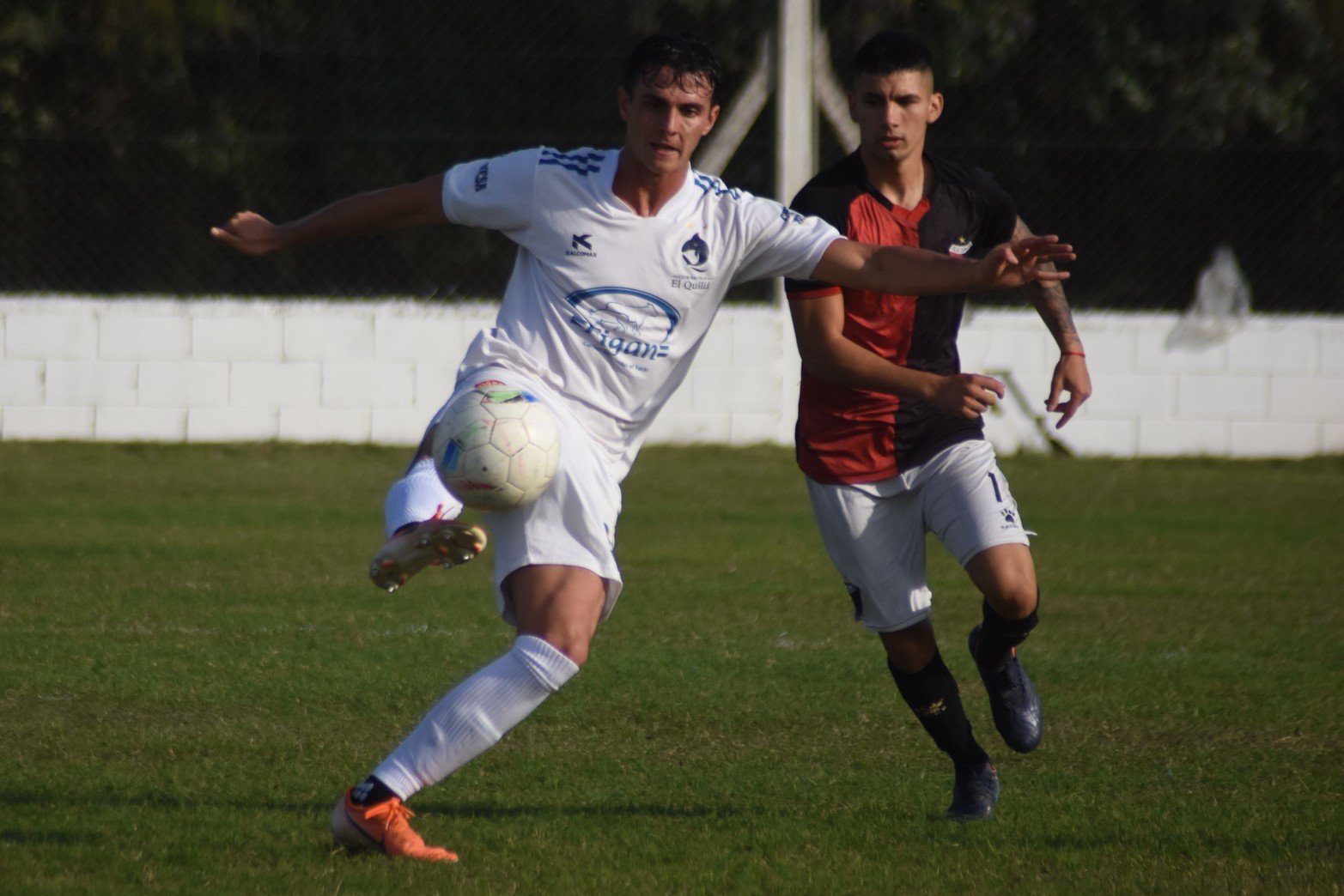 El puntero, de la Liga Santafesina de Fútbol, El Quilla empató 1 a 1 con Colón en un juego que sobraron las emociones.