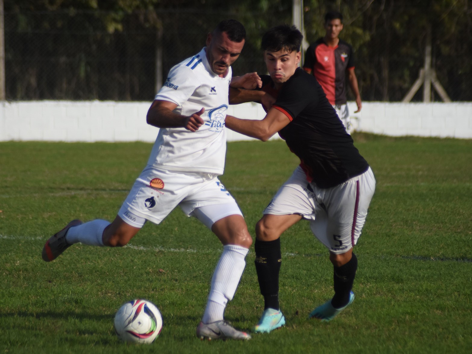 El puntero, de la Liga Santafesina de Fútbol, El Quilla empató 1 a 1 con Colón en un juego que sobraron las emociones.