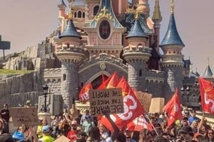 Manifestaciones en el parque de Disney en París.