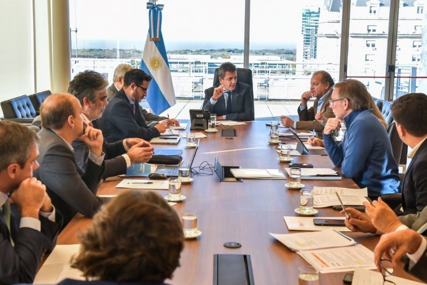 Sergio Massa y su equipo reunidos en el Palacio de Hacienda