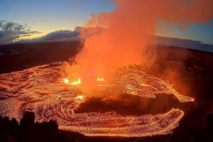 Se forma un lago de lava en Halema?uma?u al observarse desde el borde oeste de la caldera de Kilauea durante la erupción del volcán en Hawái, EEUU, el 7 de junio de 2023 en una imagen fija de un video de una cámara web. USGS/Distribuida vía REUTERS