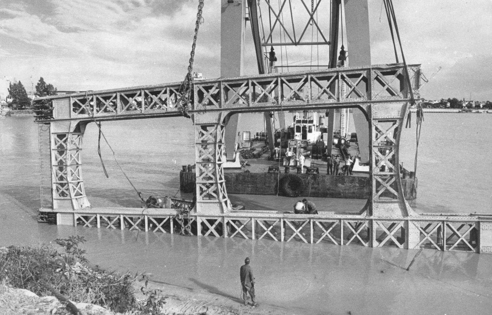 Las tareas para retirar la estructura de la torre este. 