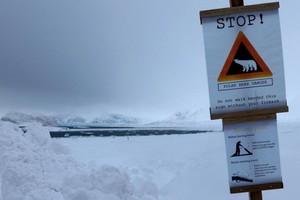 Una señal que marca un punto de seguridad y advertencia de los osos polares se encuentra en la nieve en Kongsfjord, en las afueras de Ny-Aalesund, Svalbard, Noruega. Foto: Reuters