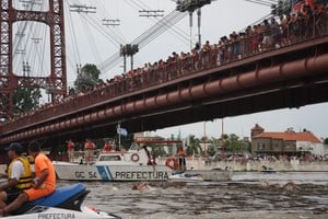 El público se reune sobre el puente en la largada de la maratón acuática Santa Fe Coronda.