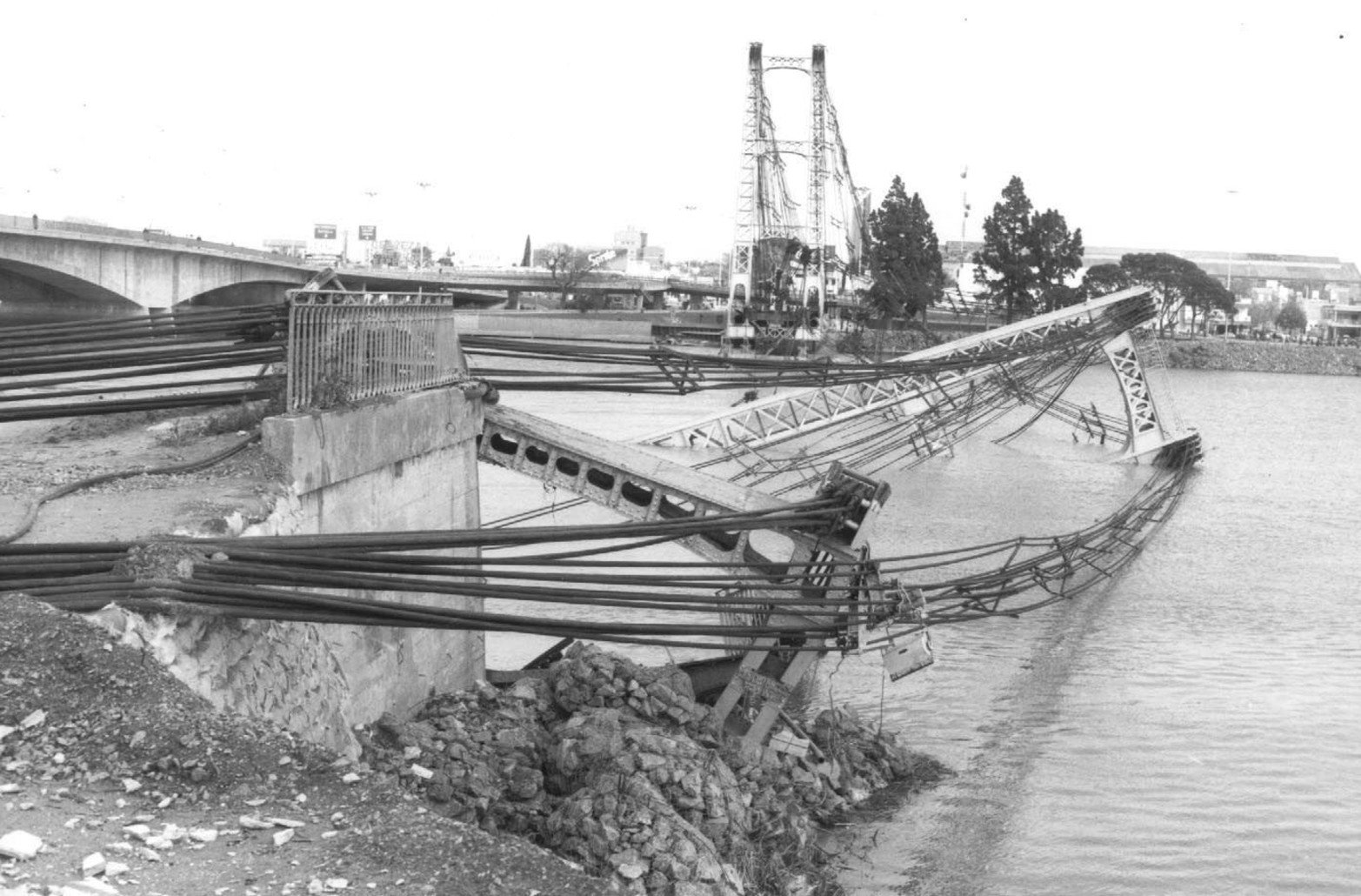 La creciente de 1983 logró tumbar la estructura.