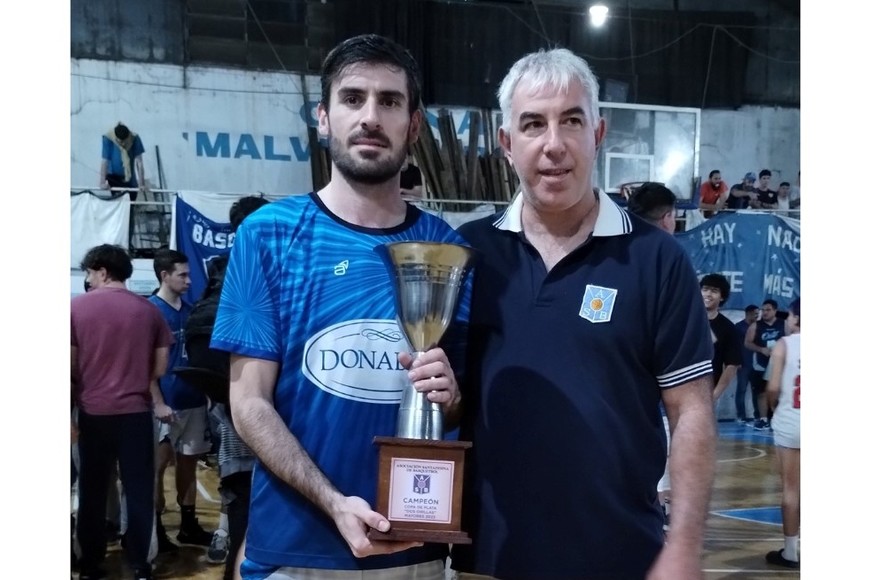 Pablo Grismado con el trofeo entregado por Rubén Dorfman de la ASB.