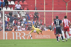 El momento culminante de Mele en el partido del domingo ante Gimnasia, cuando detuvo la pena máxima. El partido estaba 0 a 0. Crédito: Flavio Raina