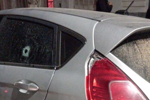 El impacto de bala en el Ford Focus de la víctima. Crédito: El Litoral.
