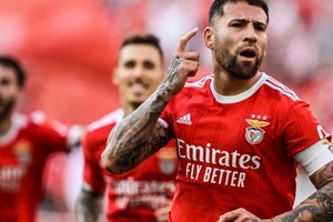 Otamendi sorprende con su elección, el campeón del mundo  elige renovar. Créditos: AFP