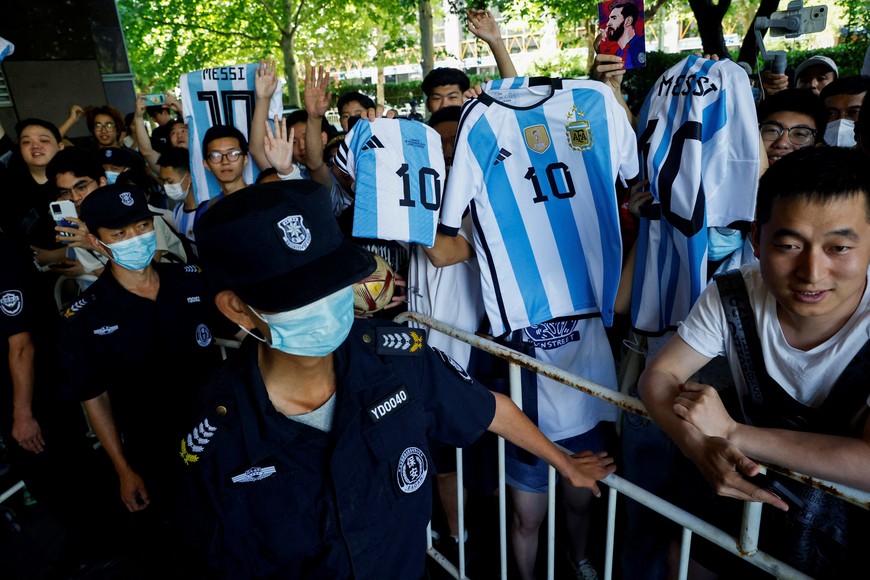 Chinese fans of Argentina’s Lionel Messi wait for his arrival at a hotel ahead of International Friendly match between Argentina's national football team and Australia national football team in Beijing, China June 10, 2023. REUTERS/Thomas Peter
