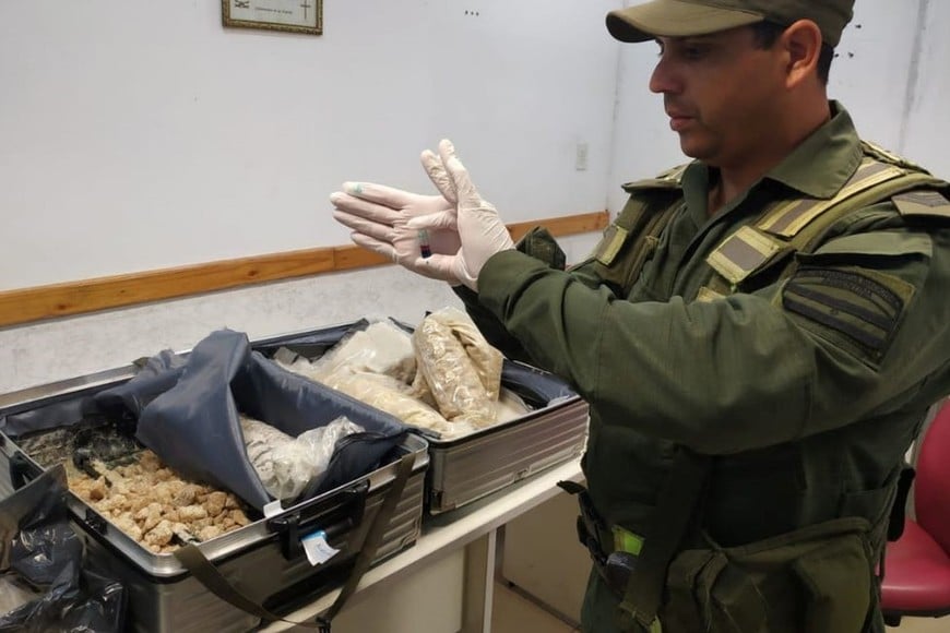 Escanearon dos valijas y detectaron un doble fondo con 23 kilos de cristales de metanfetaminas. Crédito: Gendarmería Nacional.