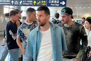Messi en el aeropuerto junto al inseparable De Paul. Hubo algunas demoras para el ingreso al país.